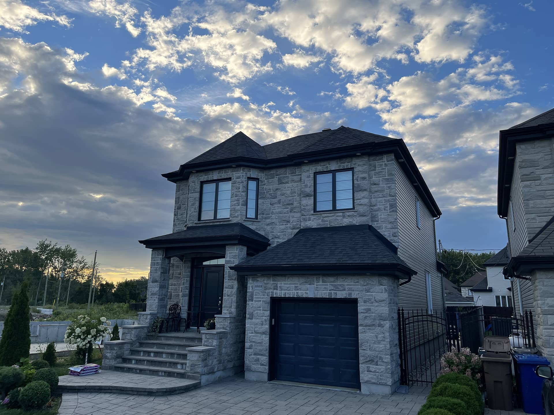 maison-de-pierre-toiture bardeau